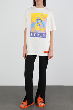 חולצת טי אוברסייז לבנה עם הדפס HERON PRESTON